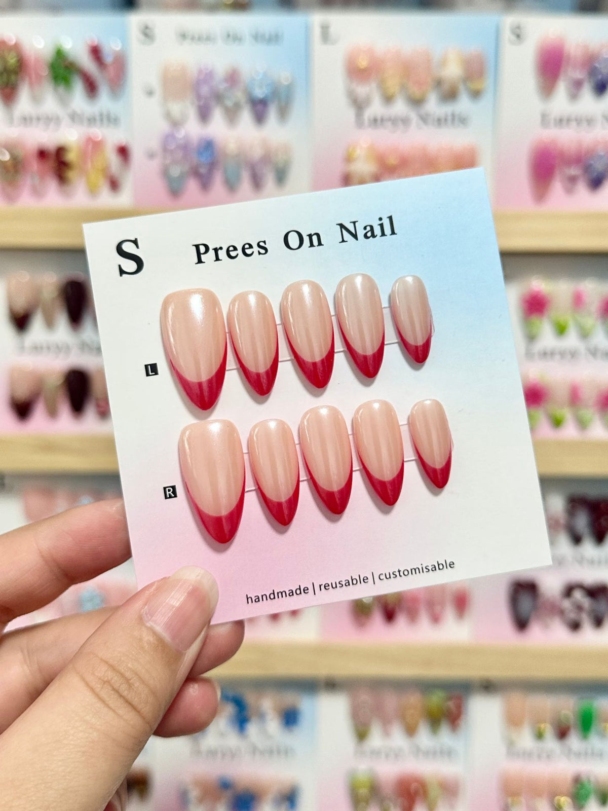 Anpassbare Press-On Nägel mit elegantem French Tip Design