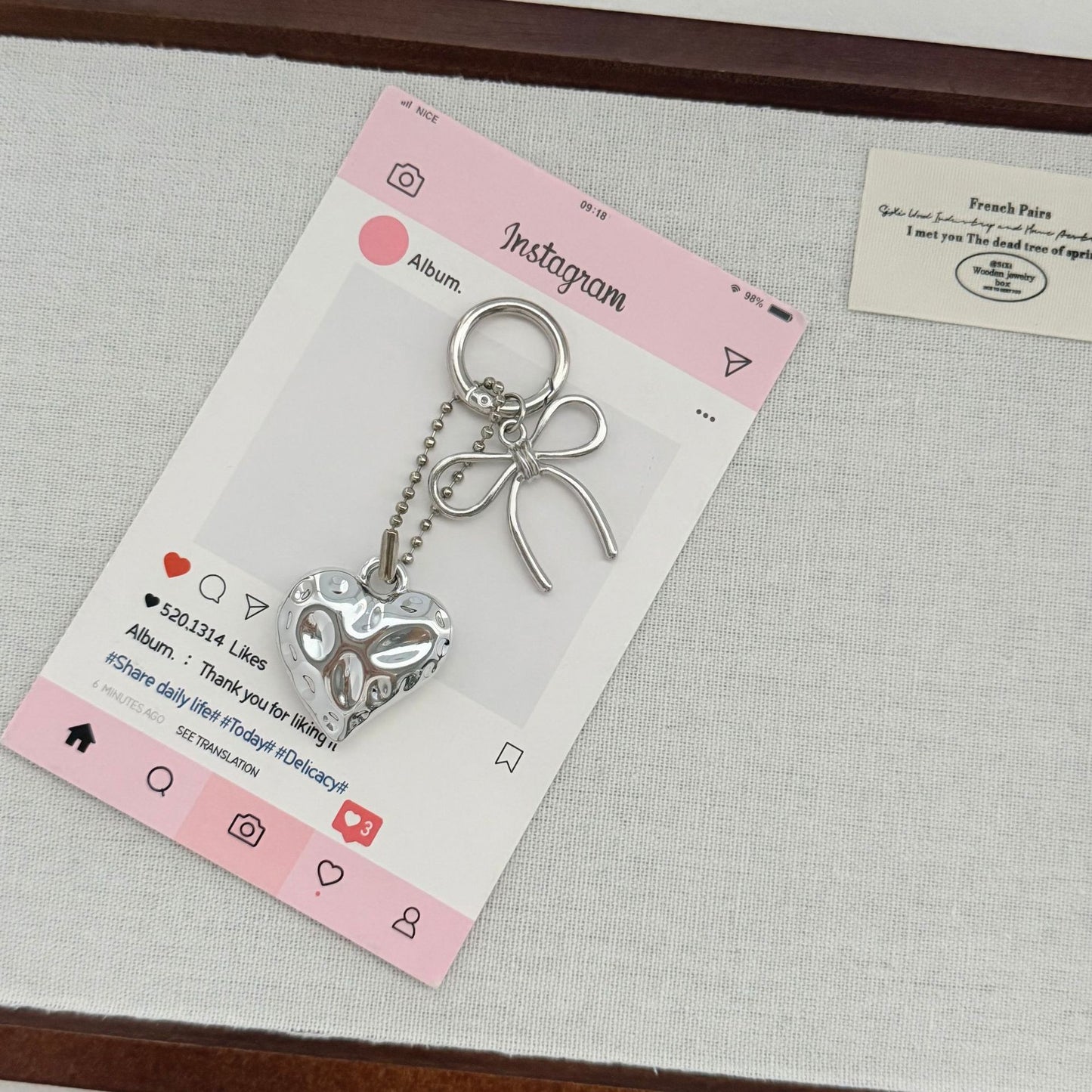 Herzförmiger Charm-Schlüsselanhänger mit Schleife Brehn