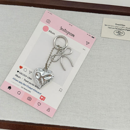 Herzförmiger Charm-Schlüsselanhänger mit Schleife Brehn