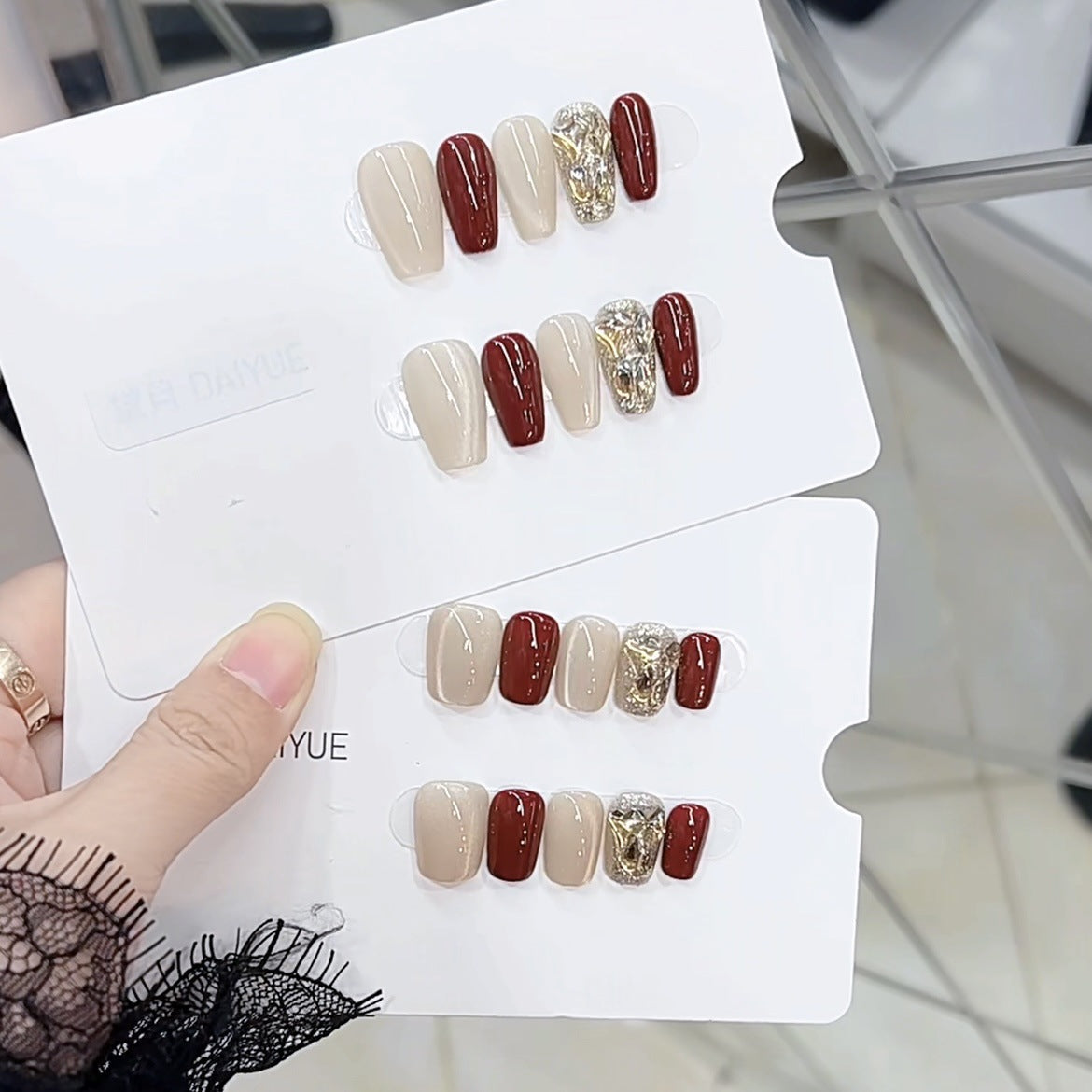 Elegantes Press-On-Nagelkunst-Set mit metallischen Akzenten Brehn