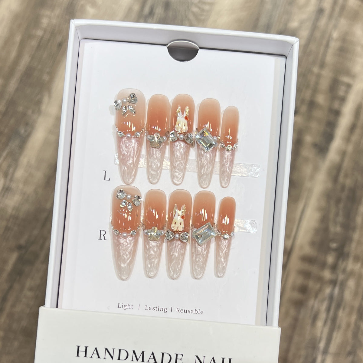 Glamouröse Stiletto Press-On Nagelkunstset mit eleganten dekorativen Elementen Brehn