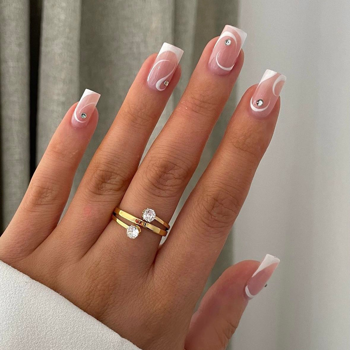 Kunstnagelset mit eleganten French Spitzen und glamourösen Strassverzierungen Brehn