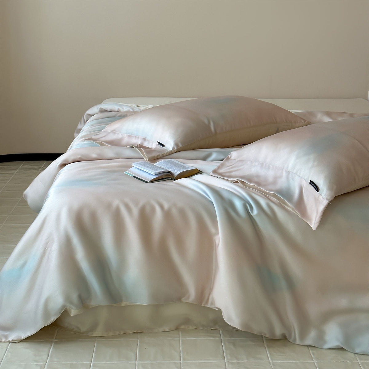 Wendbare Satin-Feeling Blumen Bettbezug Set mit verstecktem Reißverschluss