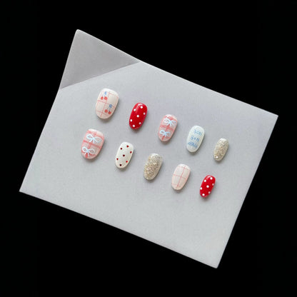 Dekoratives Press-On Nagelkunst-Set mit eleganten Themen