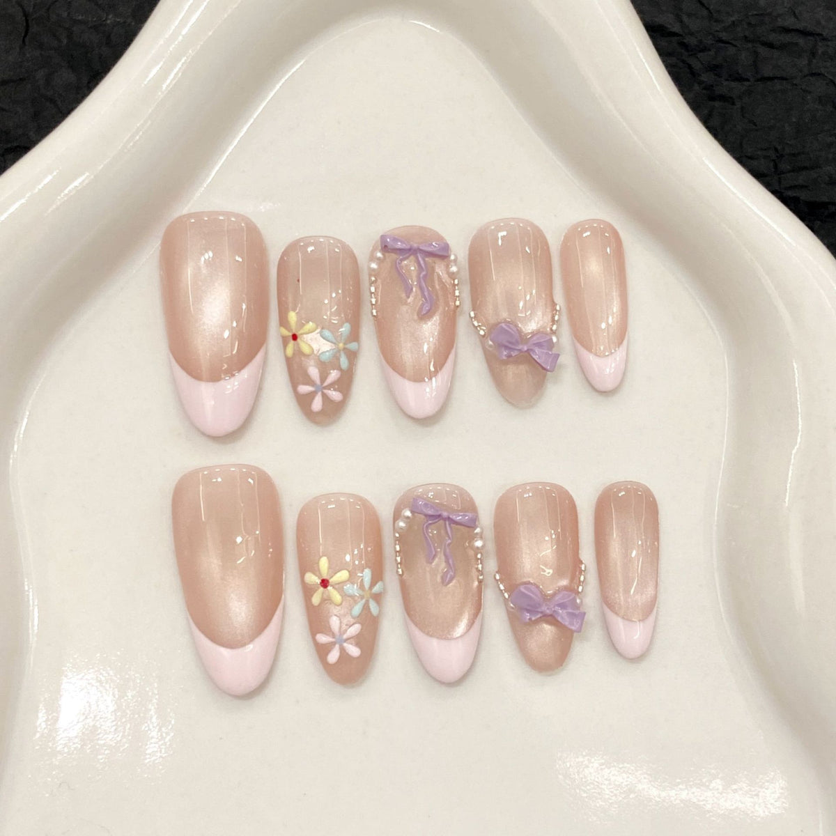 Dekoratives Press-On Nagelkunst-Set mit Blumen und Bändern