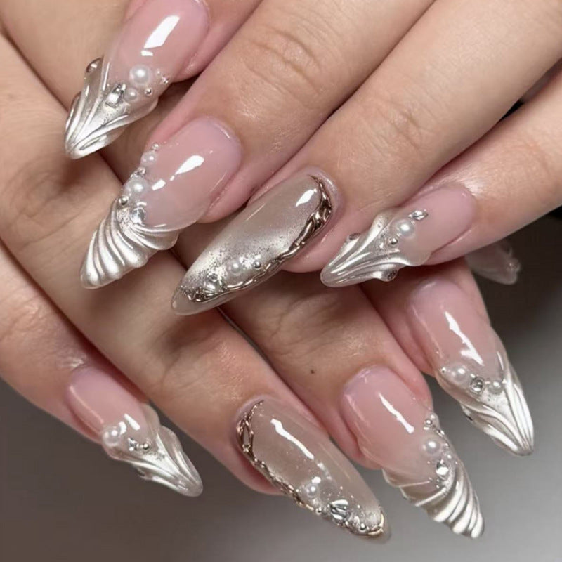 Kunstvolle Nagelkunst mit Perlen- und Glitzerdekoren Brehn