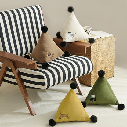 Dreieckiges Dekokissen mit Zebrastickerei, Pompon‑Applikationen und weichem Samtbezug Brehn