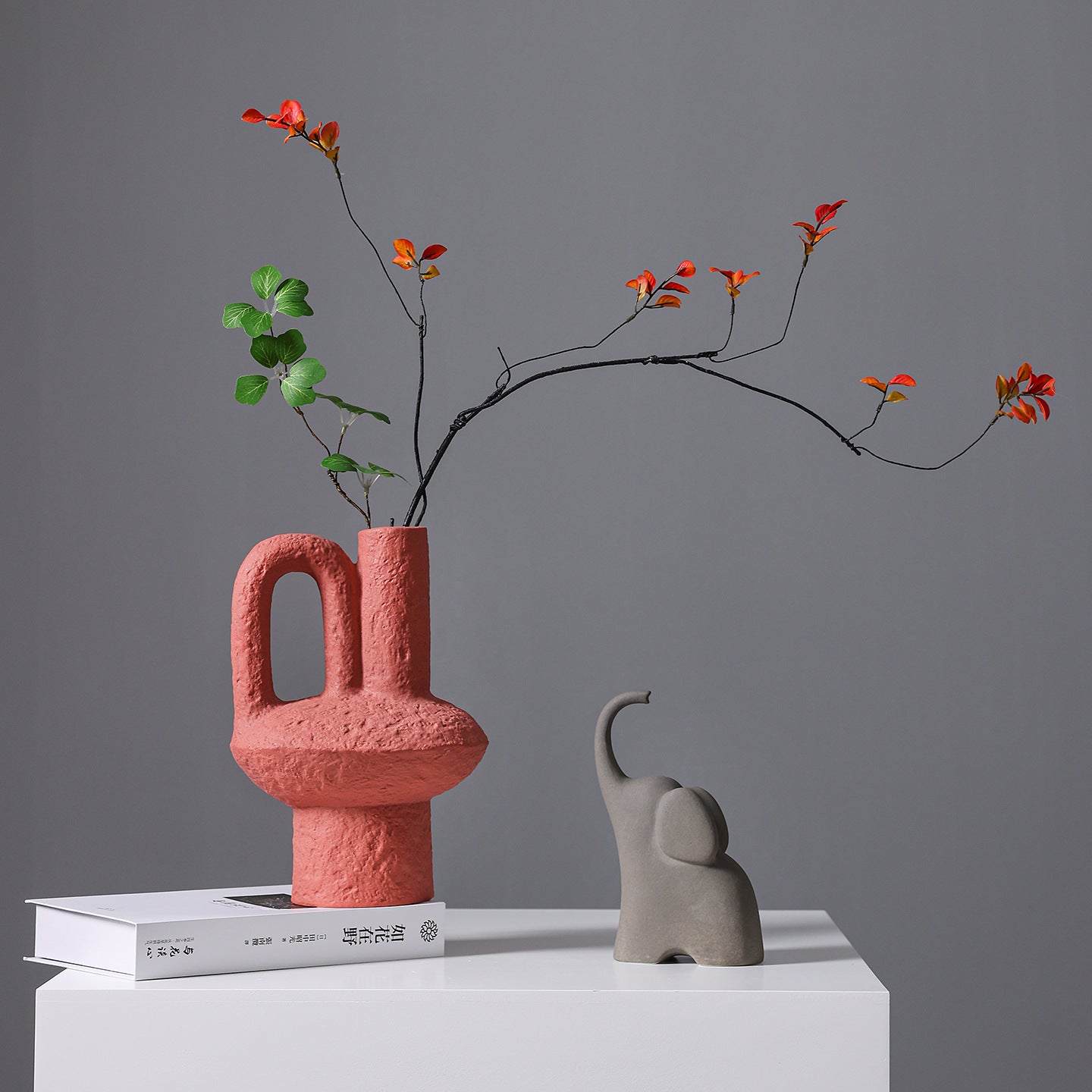 Abstrakt geformte dekorative Keramikvase
