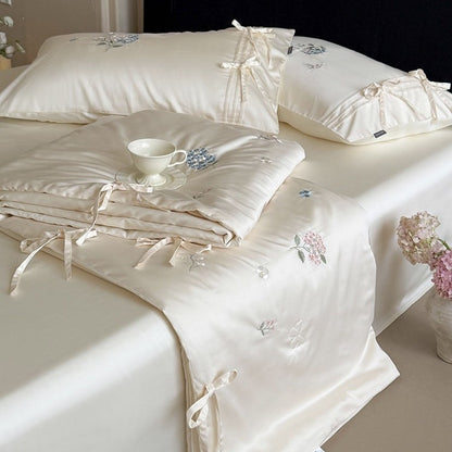 Besticktes Satin-Bettüberwurf-Set mit Bindebändern und seidig-glänzender Oberfläche