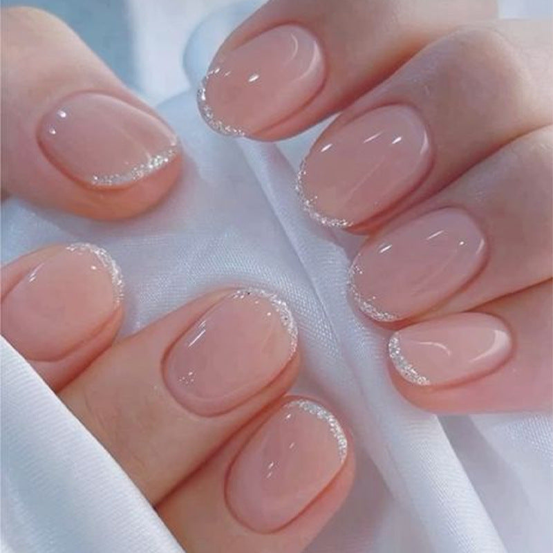 Kunstnagelset mit elegantem French-Tipp und Glitzer-Akzenten Brehn