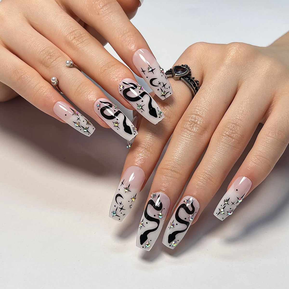 Kunstvolle Gel-Nägel mit elegantem 3D-Motiv und Glitzerakzenten Brehn