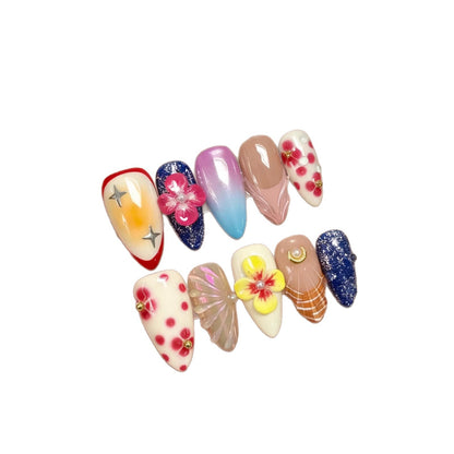 Künstlerisches Press-On-Nagelset mit floralen und dekorativen Akzenten