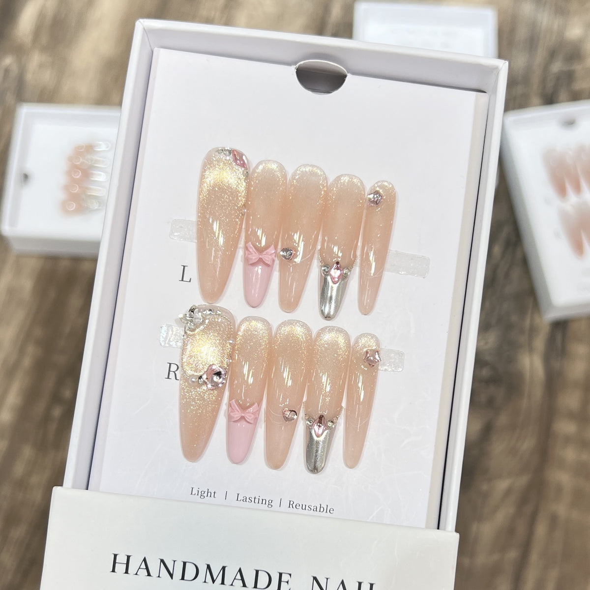 Handgefertigtes Press-On Nagelset mit dekorativen Akzenten Brehn
