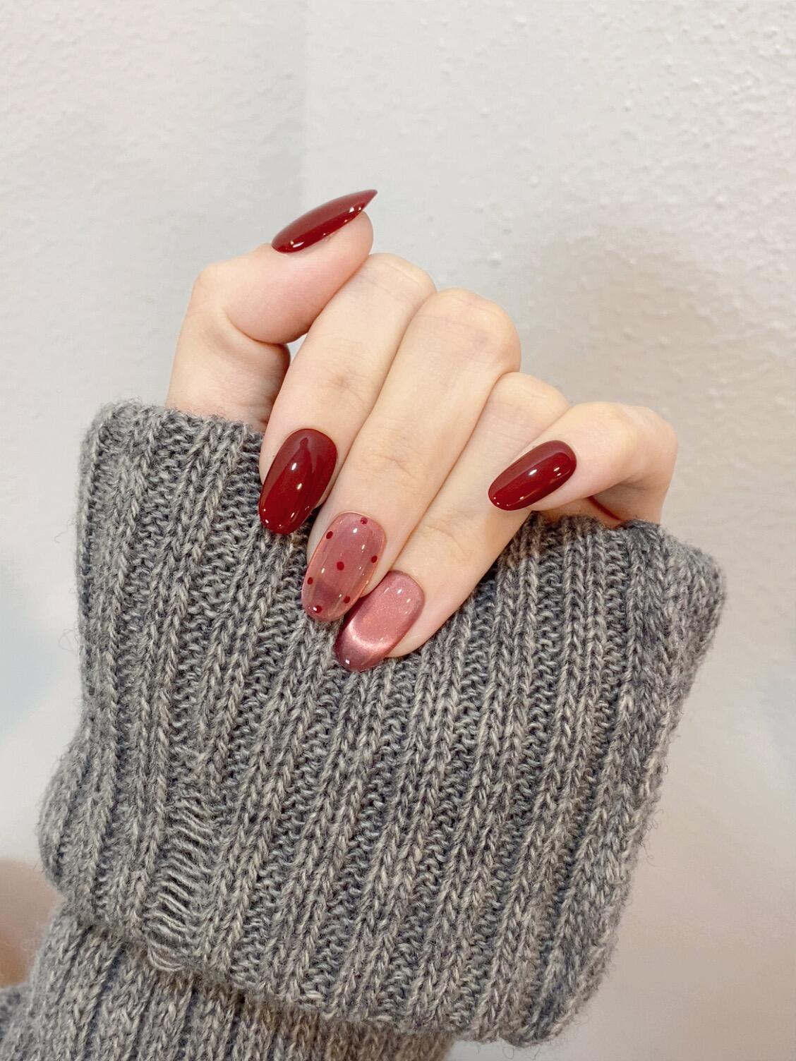 Künstliche Nagelspitzen mit Kreativen Punkten und Hochglanz Brehn