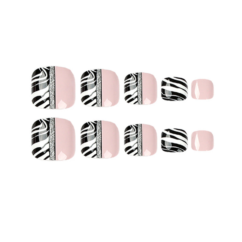 Kunstvolle Fußnagelkunst mit Zebra-Muster und Glitzerakzenten Brehn