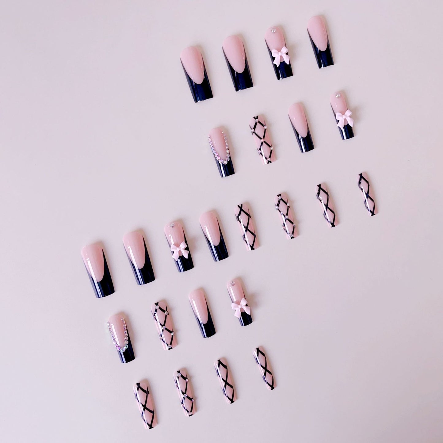 Kunstnagelset mit glamourösen Strass- und Schleifenakzenten Brehn