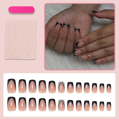 Kunstnagelset mit eleganten Schwarz-Spitzen und funkelnden Akzenten Brehn