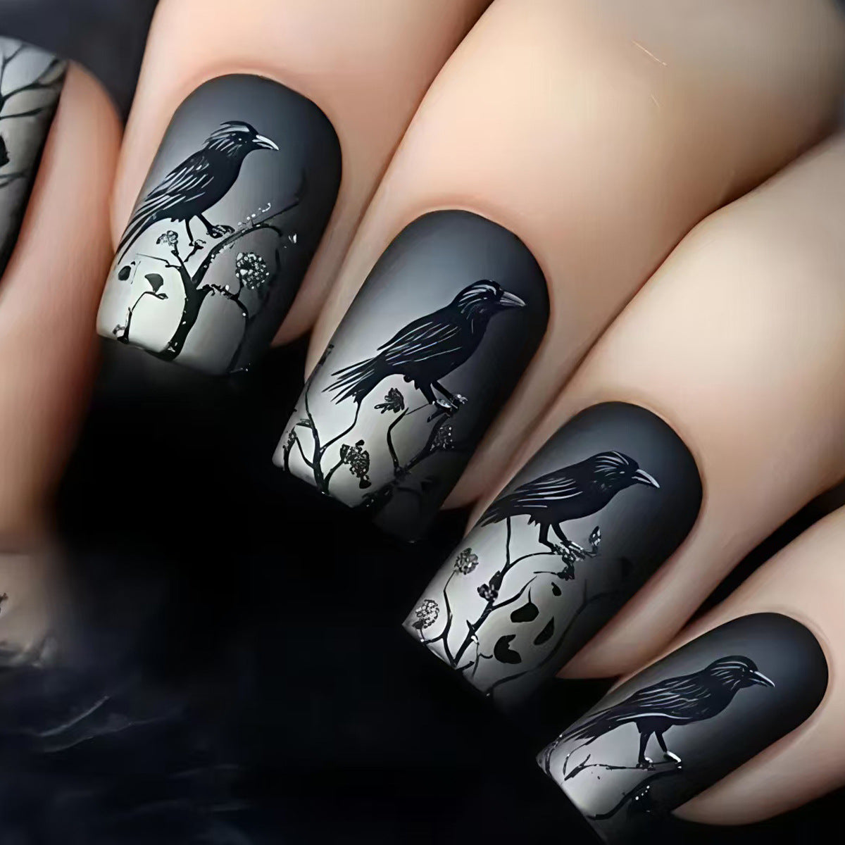 Kunstnägel mit Kreativem Totenkopf- und Krähenmotiv Brehn