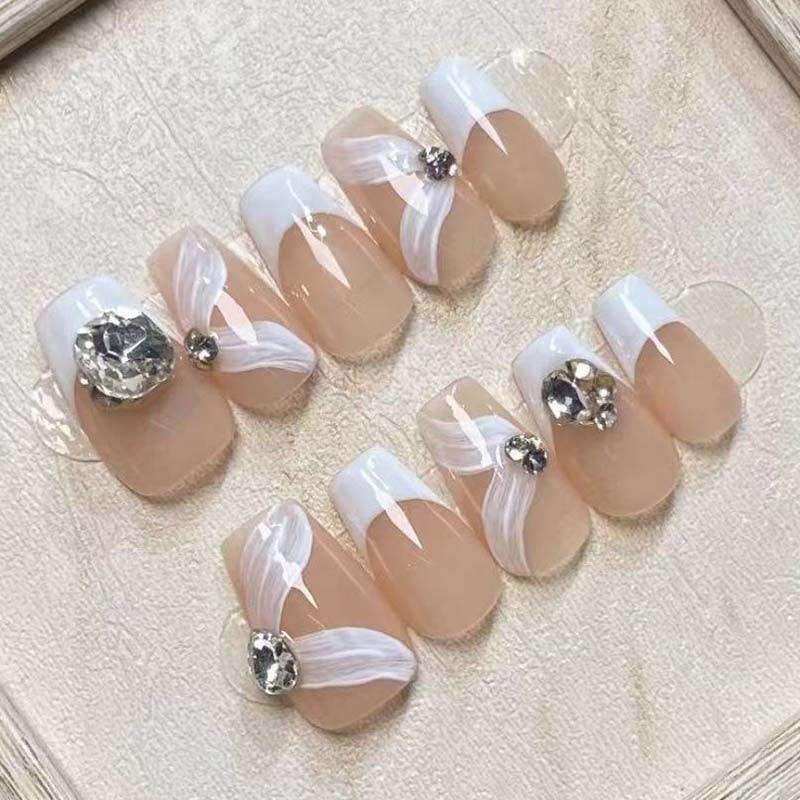 Elegantes Kunstnagelset mit filigranen Verzierungen und Glitzerelementen Brehn