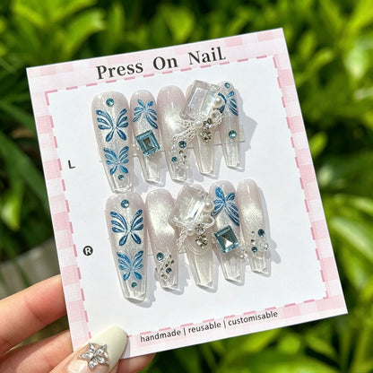 Künstlerisches Press-On Nägel Set mit tropischen und floralen Akzenten