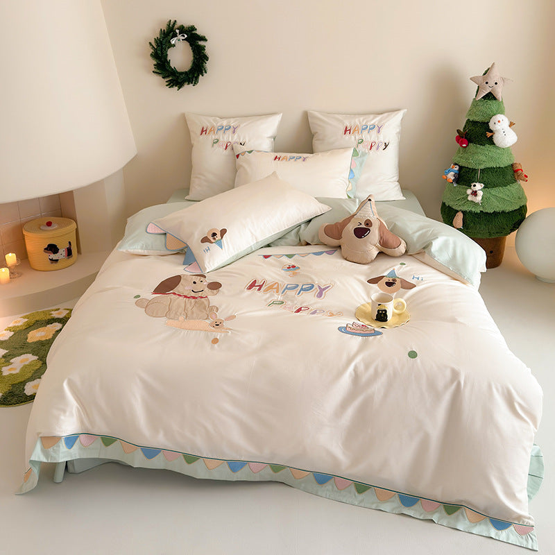 Kawaii Applikation Baumwollsatin Bettbezug Set mit besticktem Charakter & dekorativem Erdbeer-Kissen