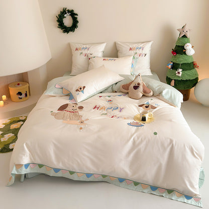 Kawaii Applikation Baumwollsatin Bettbezug Set mit besticktem Charakter & dekorativem Erdbeer-Kissen
