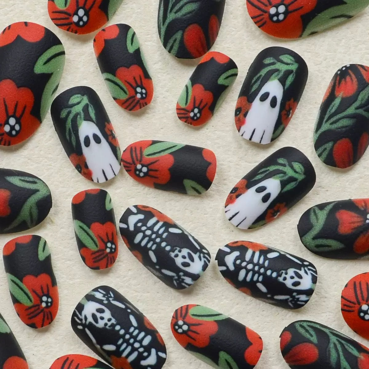 Kunstnagelset mit gruseligen Halloween-Motiven und floralen Akzenten Brehn