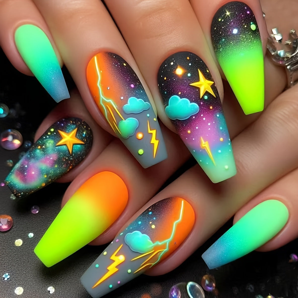 Kreative Kunstnägel mit Neon Galaxy-Motiv Brehn