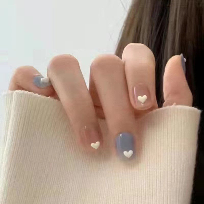 Kreative Nagelkunst mit Herzmotiven Brehn