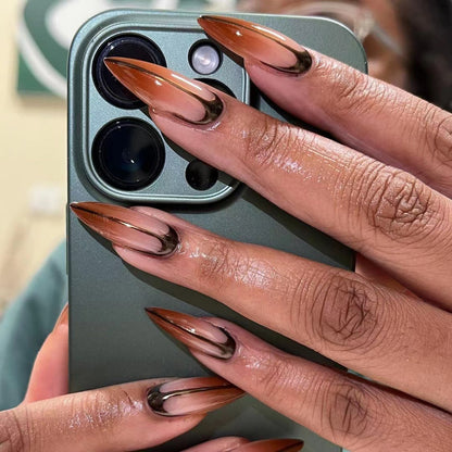 Kunstvolle Stiletto-Nägel mit trendigem Ombre-Effekt Brehn