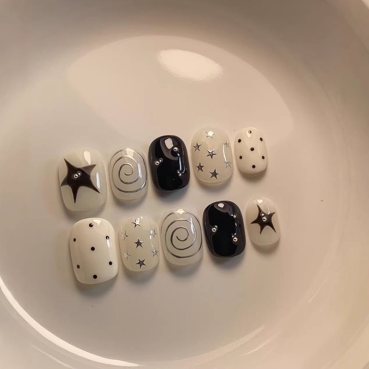 Künstlerisches Press-On Nagelset mit Stern- und Wirbel-Designs