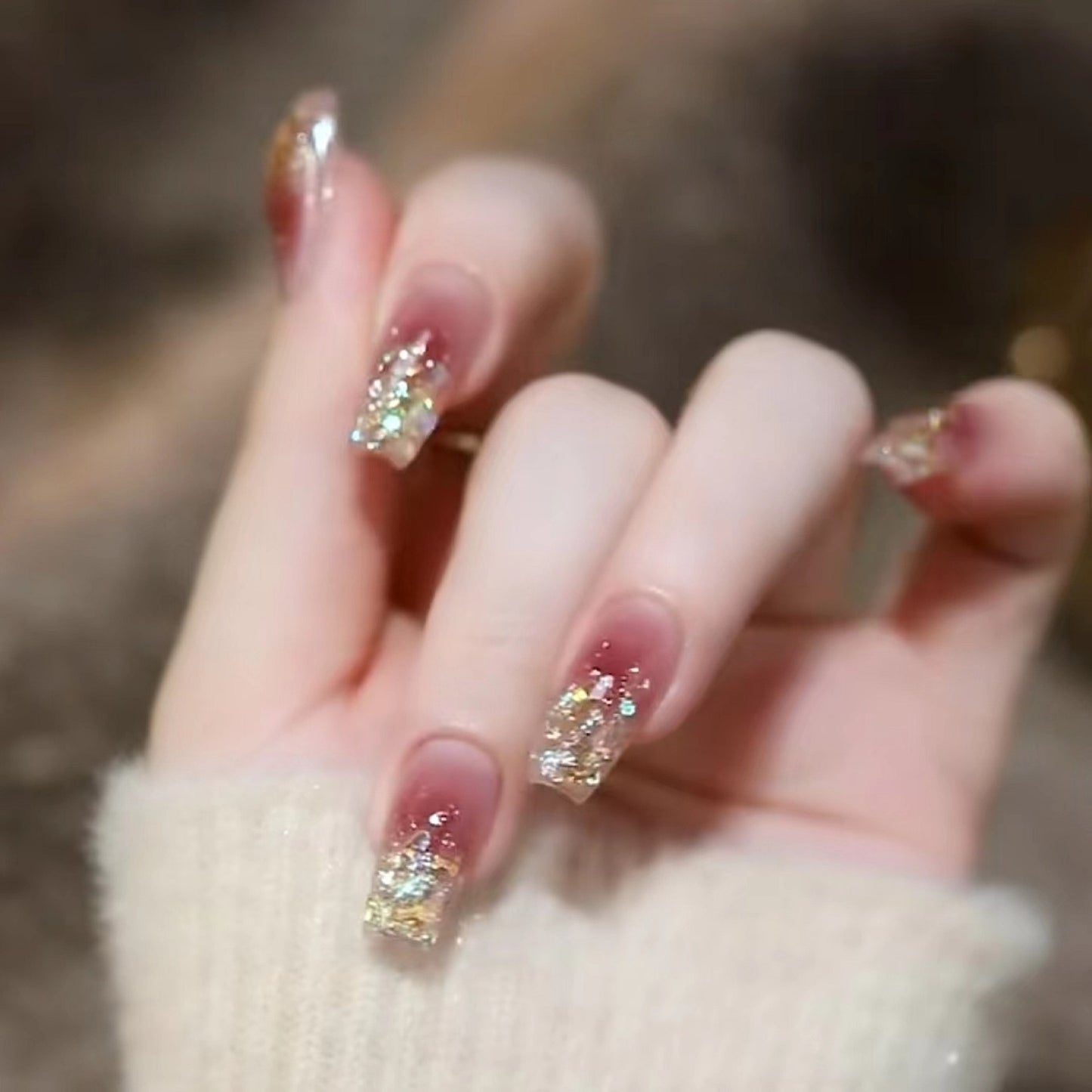 Glamouröse Kunstfingernägel mit Zarten Blüten- und Glitzereffekten Brehn