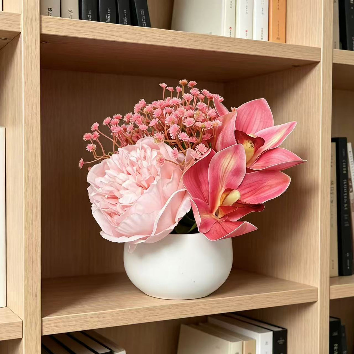 Lebensechte Blumendekoration für die Wohnkultur