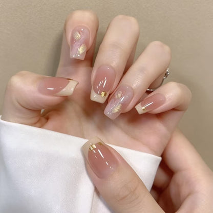 Elegante französische Nagelverlängerungen mit goldenen Akzenten