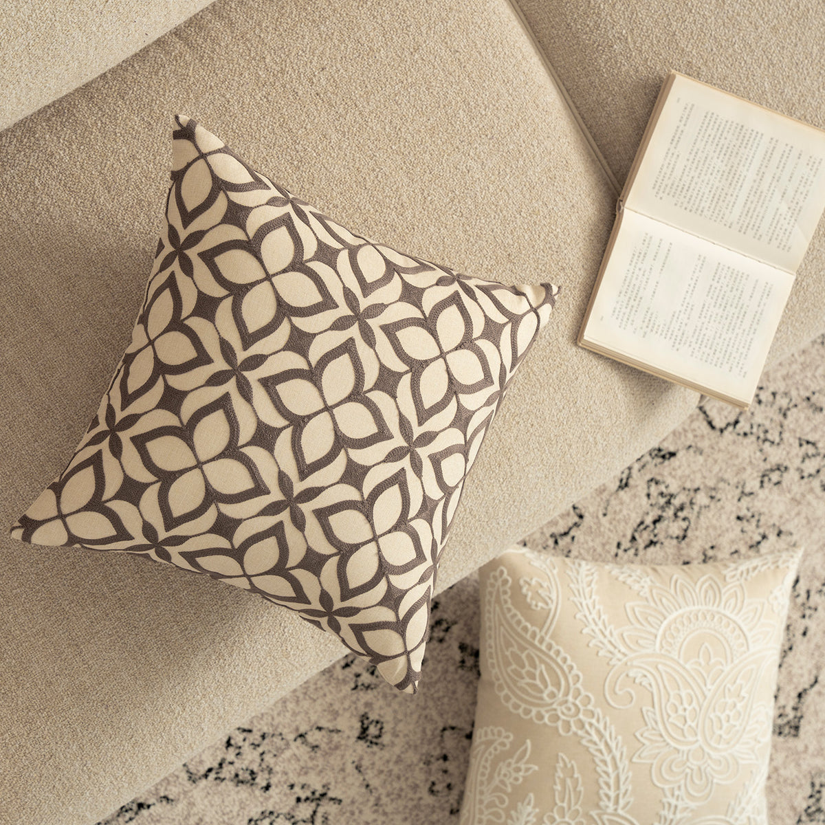 Besticktes Zierkissen aus Leinenoptik mit Paisley‑Ornament und Reliefstickerei Brehn