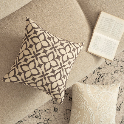 Besticktes Zierkissen aus Leinenoptik mit Paisley‑Ornament und Reliefstickerei Brehn
