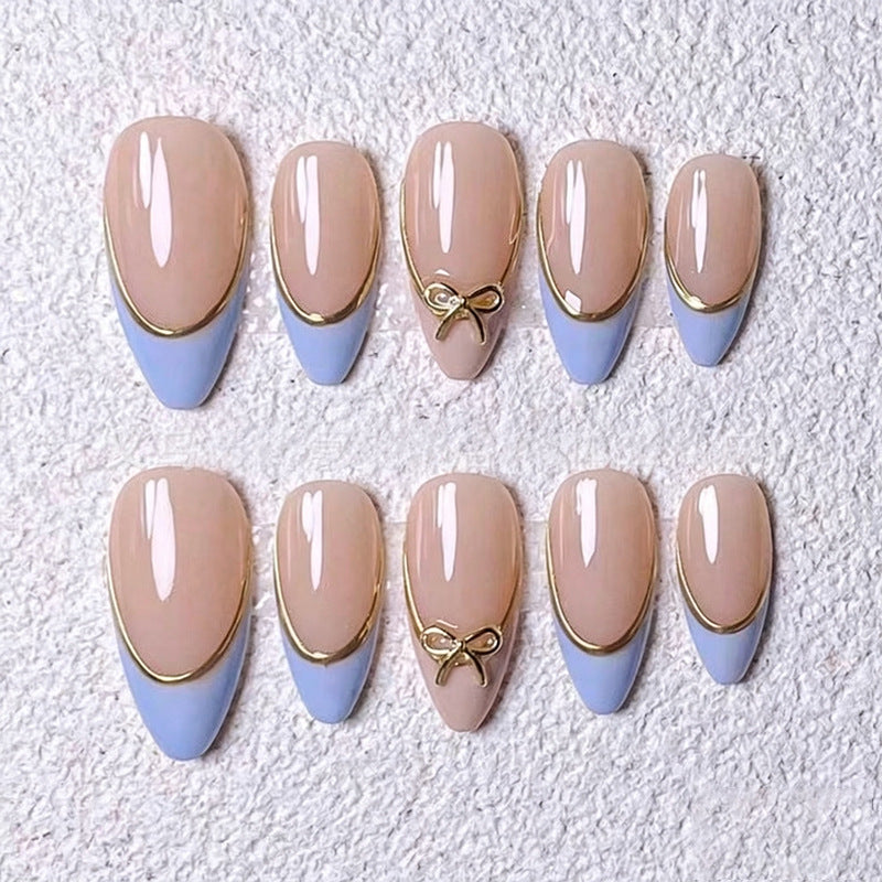 Kunstnagelset mit eleganten Designs und Goldakzenten Brehn