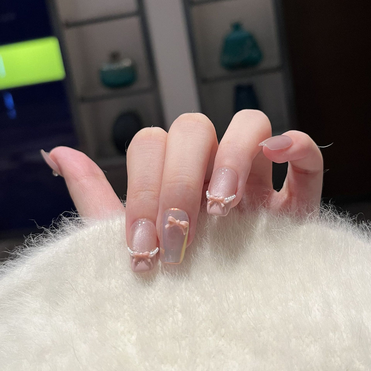 Dekorativer Press-on-Nagelkunst-Set mit künstlerischem Bogen und Perlenakzenten Brehn