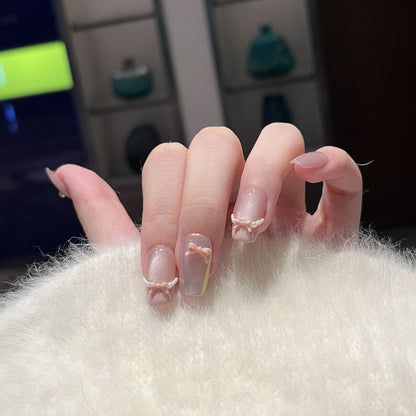 Dekorativer Press-on-Nagelkunst-Set mit künstlerischem Bogen und Perlenakzenten Brehn