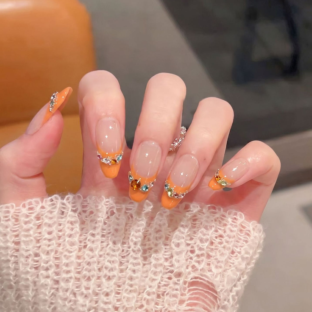 Dekorativer Press-On-Nagelset mit Rhinstein-Akzenten Brehn