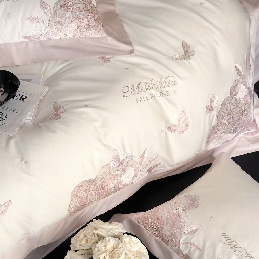 Luxuriöses Satin-Bettwäsche-Set mit zarten Rosen- und Schmetterlingsstickereien