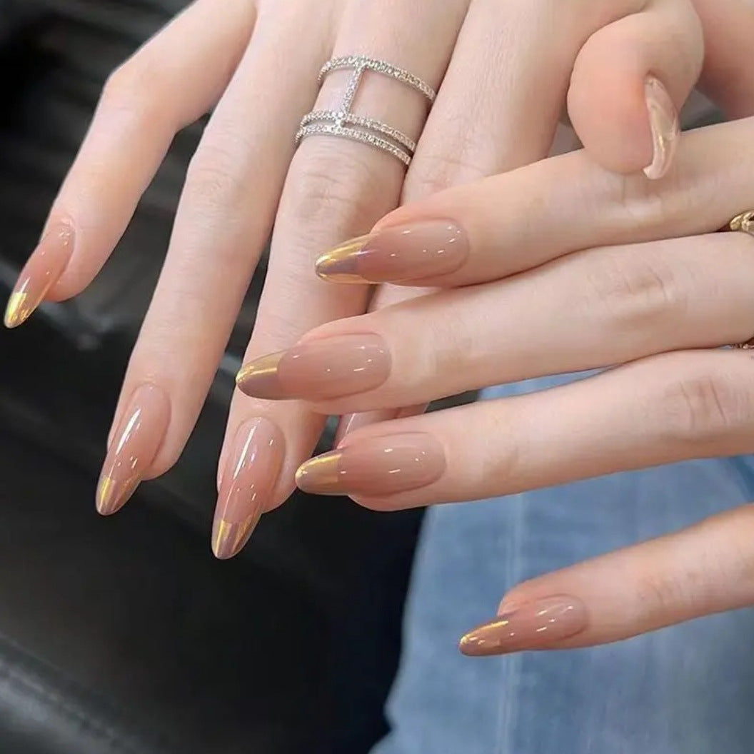 Kunstnägel mit Elegantem Farbverlauf und Metallic Akzenten Brehn