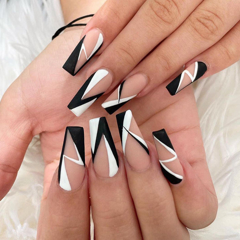 Kunstvolle Nagelverlängerungen mit geometrischem Design Brehn