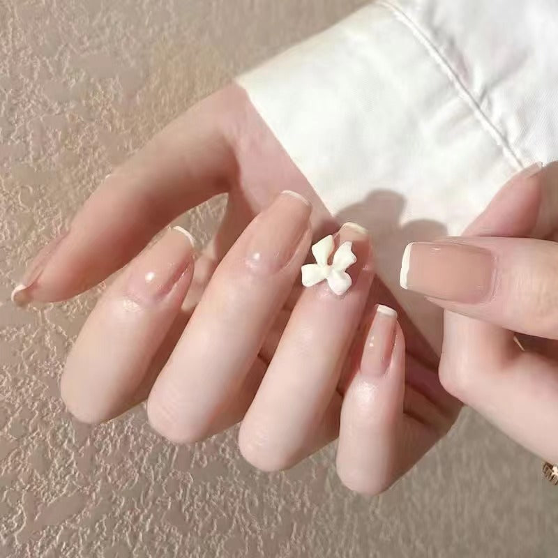Elegante Kunstnägel mit floralen Akzenten Brehn