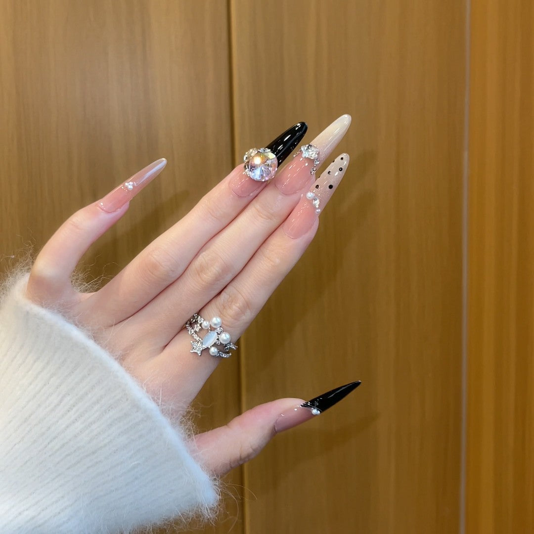 Elegante Kunstnägel mit Strass- und Glitzerelementen Brehn
