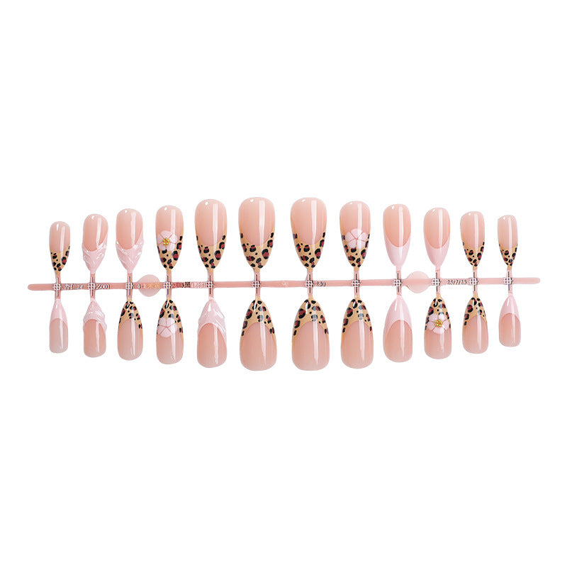 Kunstnagelset mit trendigen Leoparden-Design und eleganten Akzenten Brehn