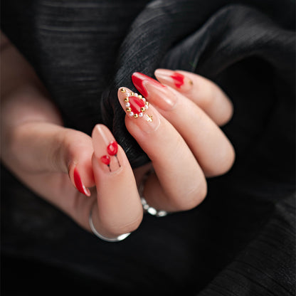 Künstlerische Herz-inspirierte Press-On Nagelkunst