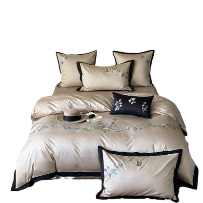 Luxuriöses besticktes Satin-Bettwäsche-Set mit Kontrastpaspel und Zierkissen