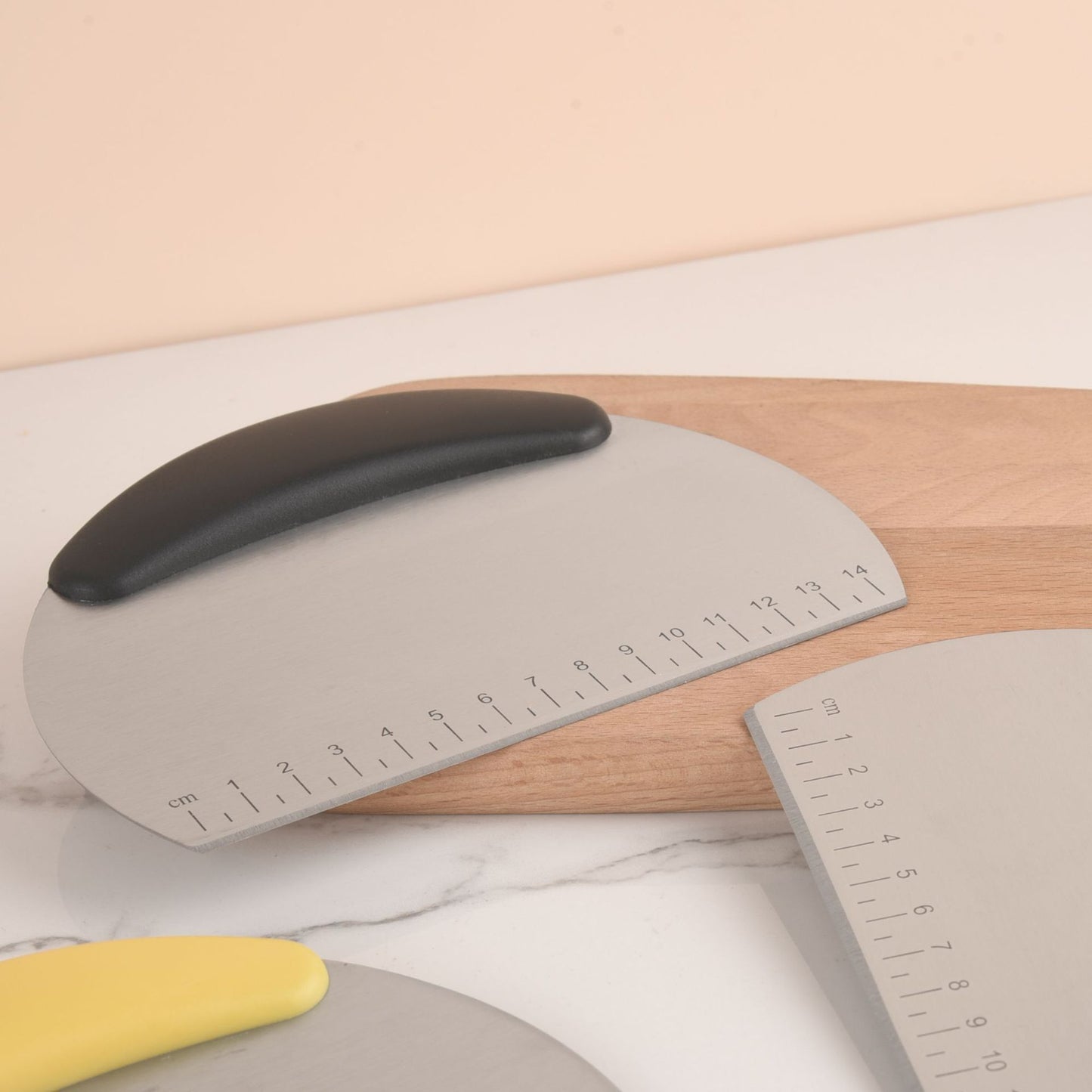 Ergonomischer Teigschaber Aus Edelstahl mit Integrierter Messskala Brehn