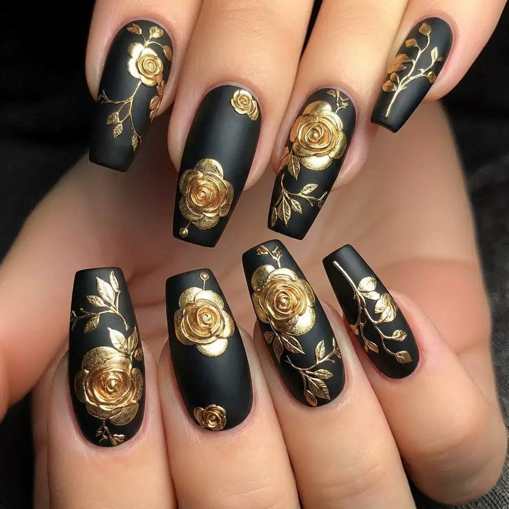 Kunstnagelset mit eleganten goldenen Rosenverzierungen Brehn